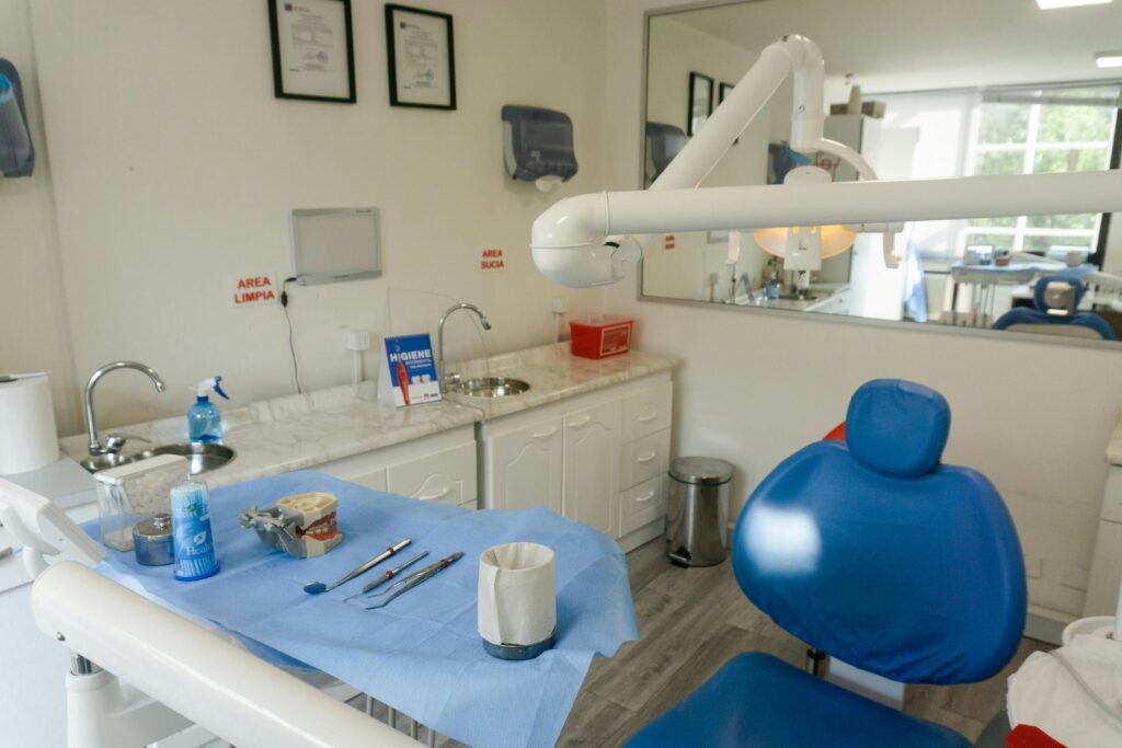 Dentista Las Condes: Por Qué Tus Pacientes Te Están Eligiendo a Ti… o a Tu Competencia