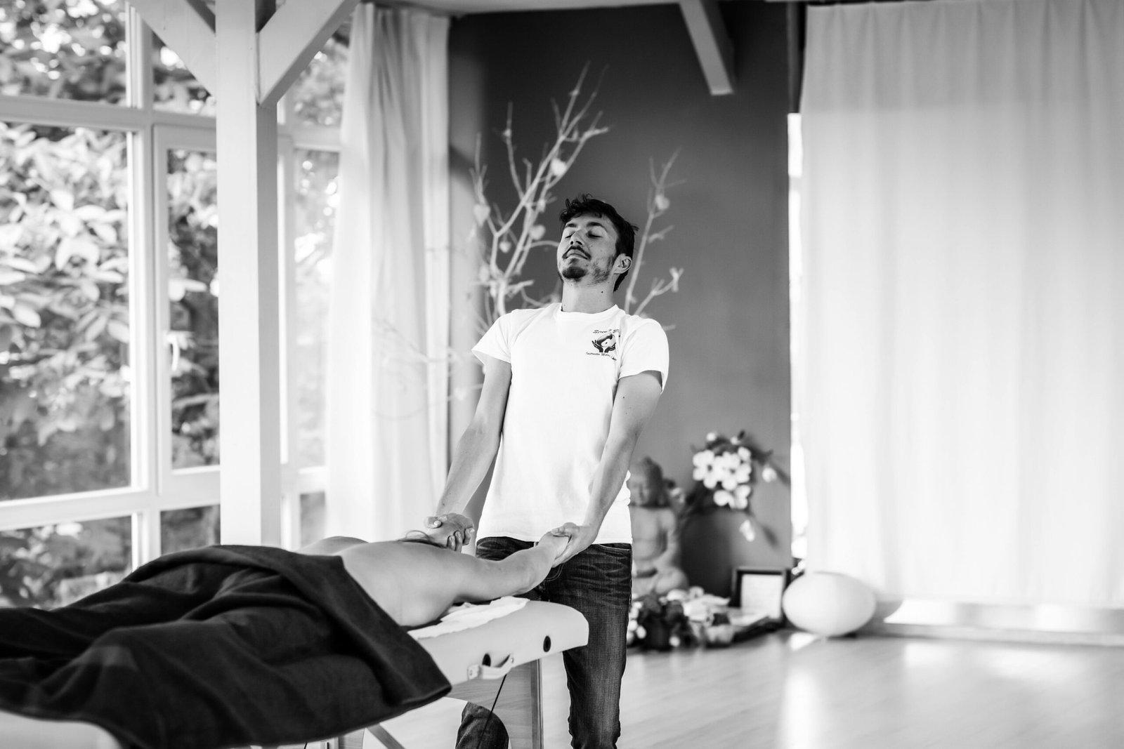 Masajes a domicilio en Santiago — Te atienden en tu casa sin moverte